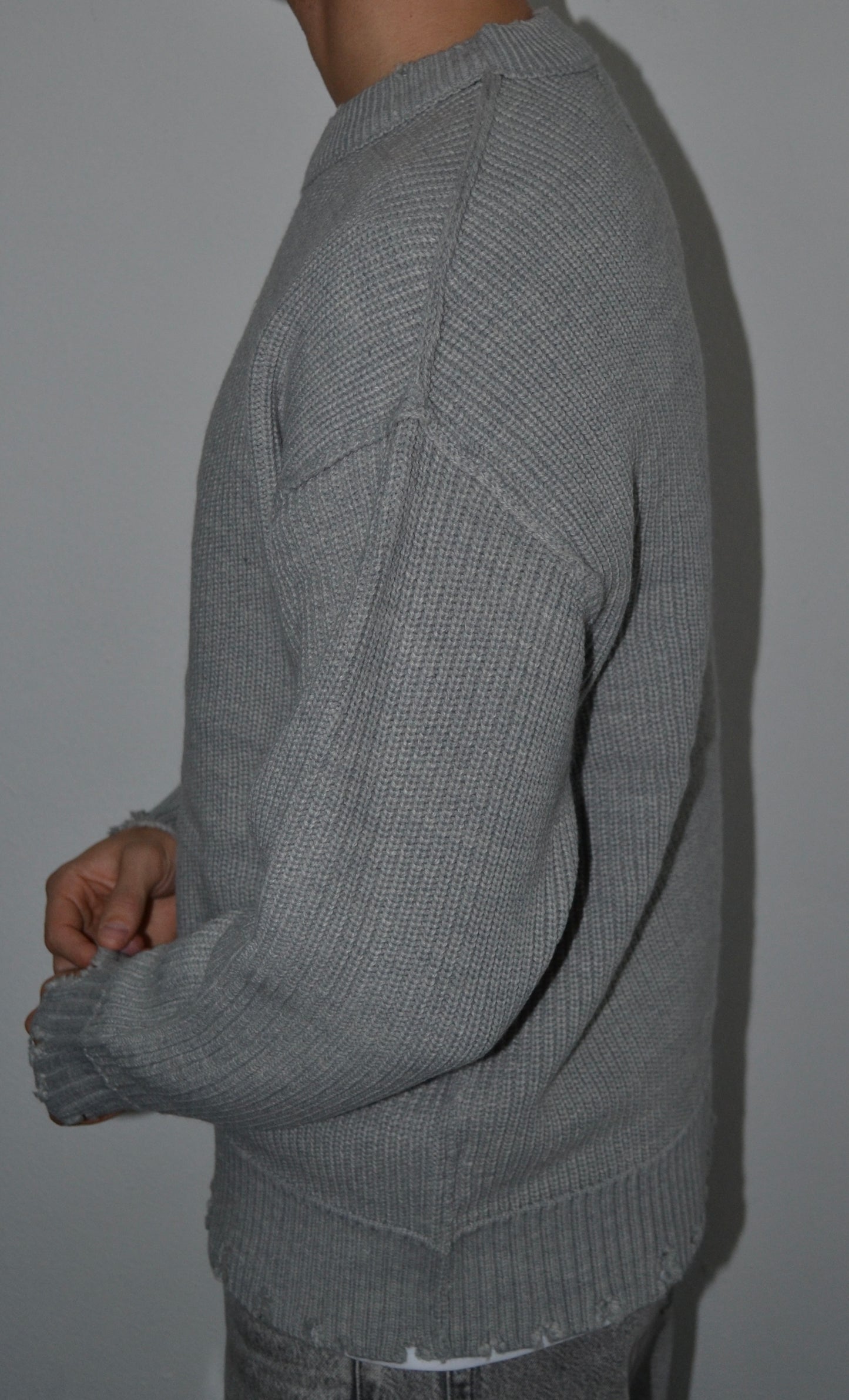 Maglione grigio con dettagli