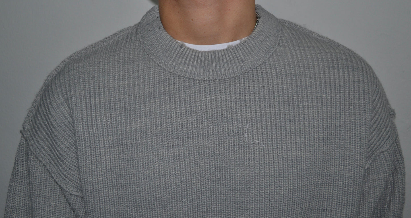 Maglione grigio con dettagli