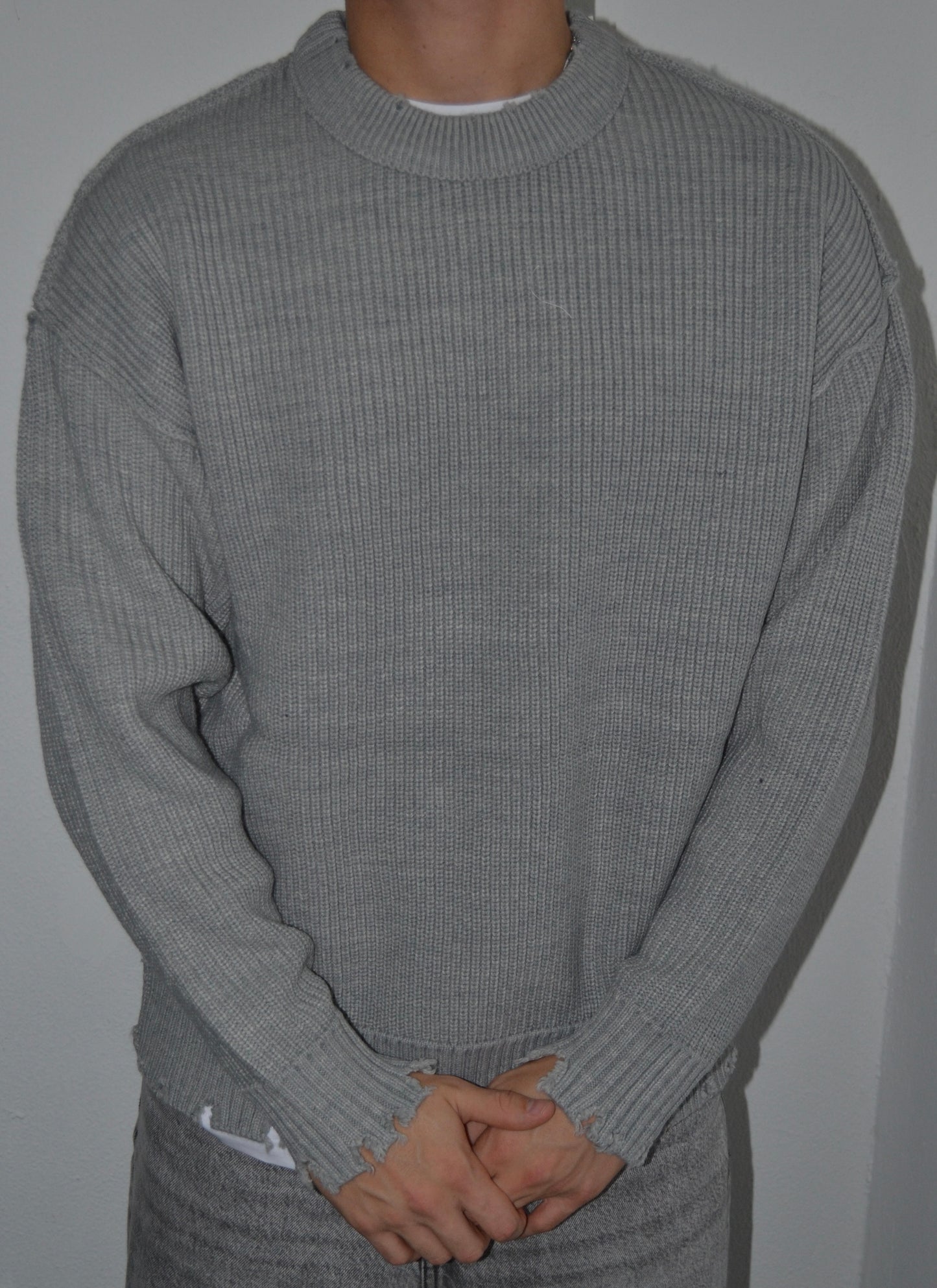 Maglione grigio con dettagli