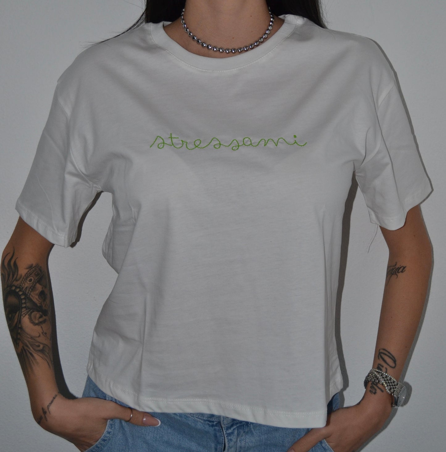 T-shirt bianca con scritta stressami