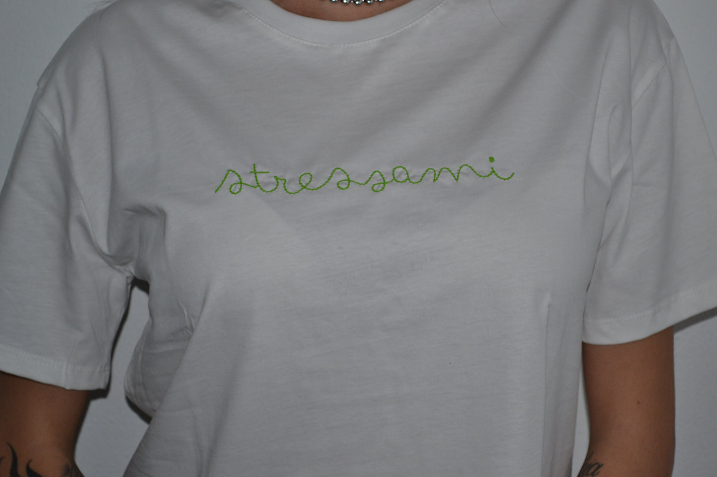 T-shirt bianca con scritta stressami